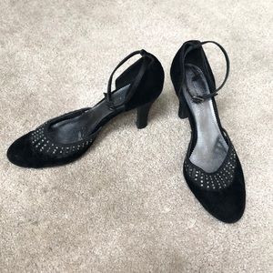 Velvet heels with sequin design